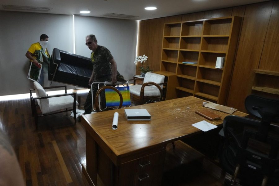 Seguidores del expresidente Bolsonaro robando muebles de una oficina del palacio presidencial.