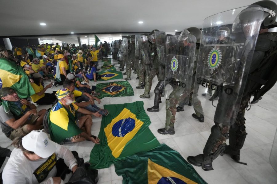 Protestantes y policía anti-disturbios se enfrentan en los edificios de gobierno en Brasilia.