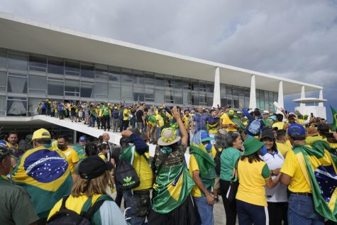 Los manifestantes forzan su entrada al Palacio del Planalto, el palacio presidencial de Brasil.