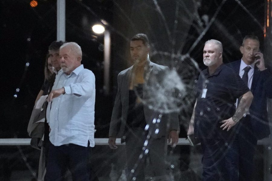 El actual presidente, Lula da Silva, observa los daños cometidos por los protestantes al edificio de gobierno.