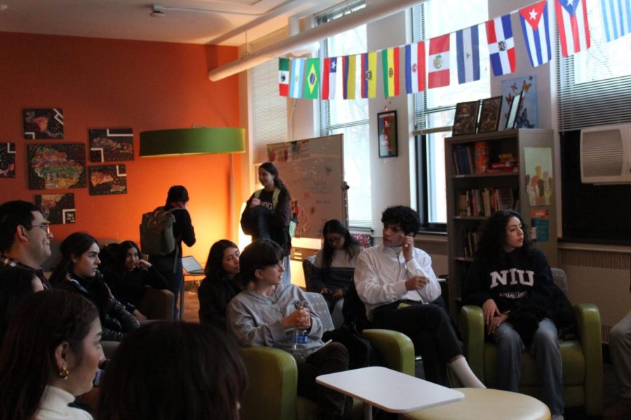 Los estudiantes latines escuchan los próximos eventos que MESA planeó para el trimestre en la sala 305 del Centro Cultural Latinx.