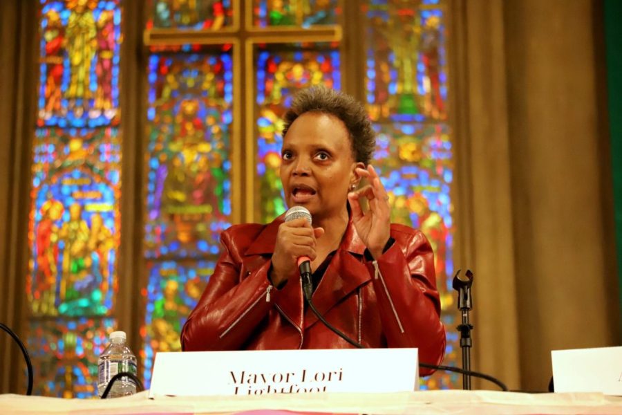 La alcaldesa Lori Lightfoot habla en el foro abierto de Chicago Women Take Action Alliance.