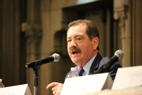 El representante del cuarto distrito Jesús Chuy García hablando en el Templo de Chicago durante el Foro de Mujeres de Chicago para la Alcaldía.