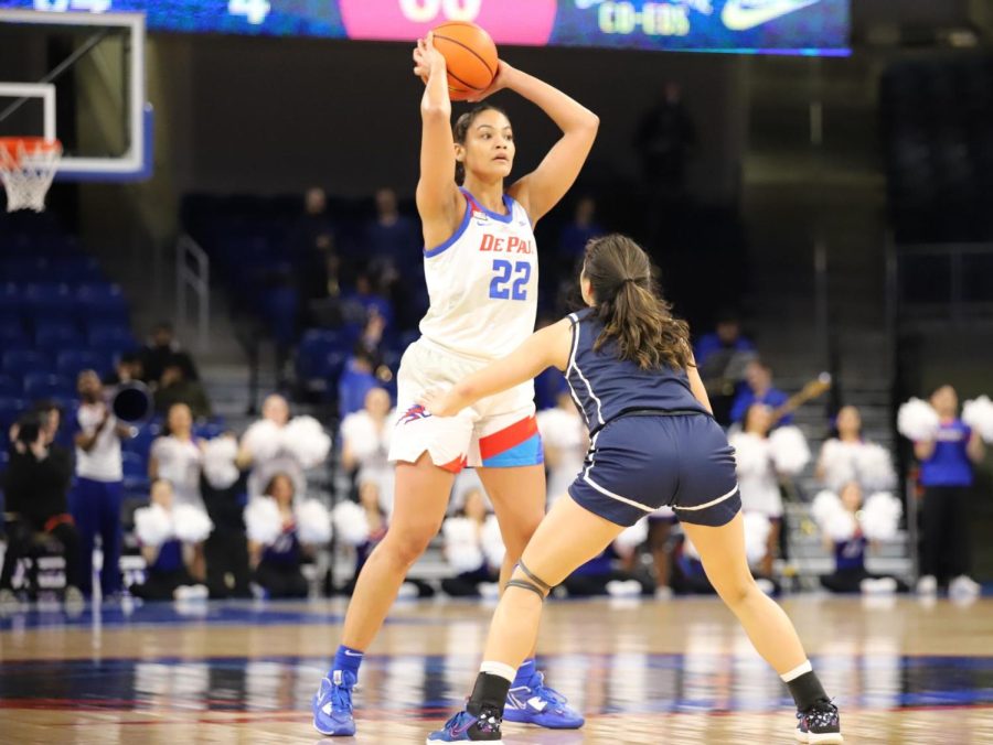 Senior+guard+Anaya+Peoples+looks+for+an+open+defender+while+being+guarded+by+Butler+freshmen+guard+Jessica+Carrothers+during+Wednesdays+87-62+win+over+the+Bulldogs.+