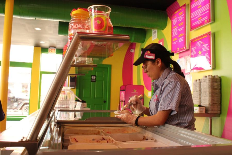 Una trabajadora de La Michoacana Plus sirve un helado. 