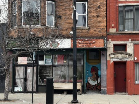 Afuera de la Iglesia Metodista Unida Adalberto en Humboldt Park, en la Division Street.
