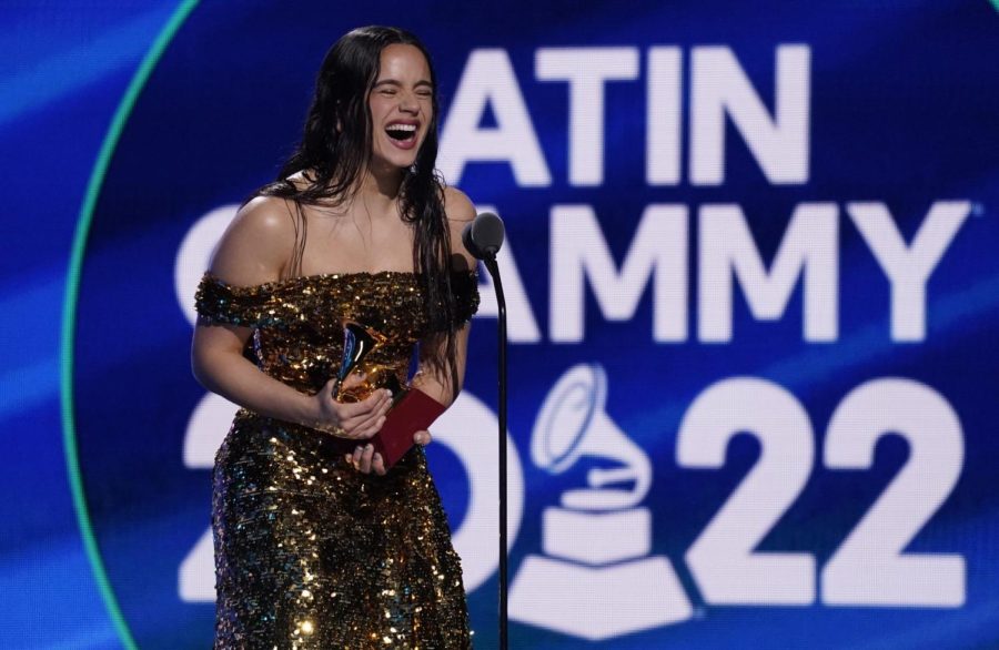 Rosalía acepta el premio al álbum del año por Motomami en los 2022 Latin Grammys. 

