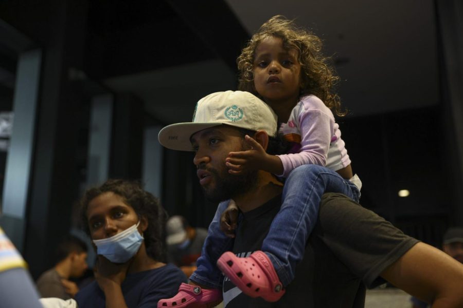 Una niña y su papá están entre los miles de migrantes que han llegado a Chicago desde agosto.