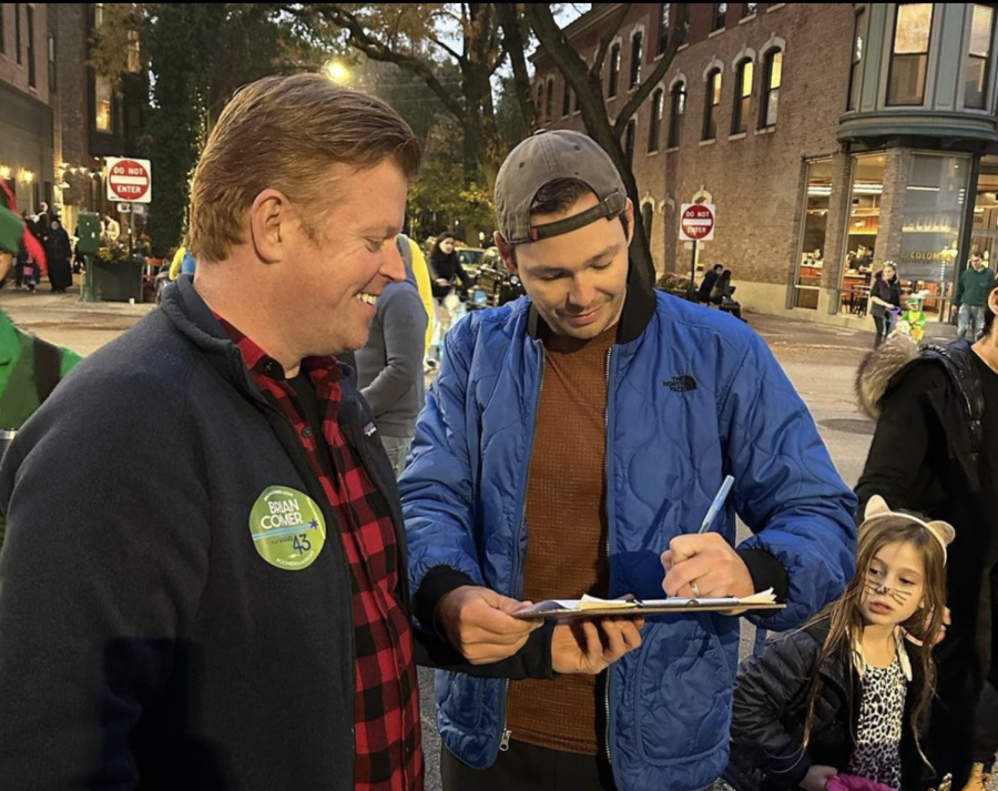 Brian Comer, a 43rd aldermanic race runoff candidate, receives a signature from a Lincoln Park resident to get him on the ballot for the 43rd Ward aldermanic race.