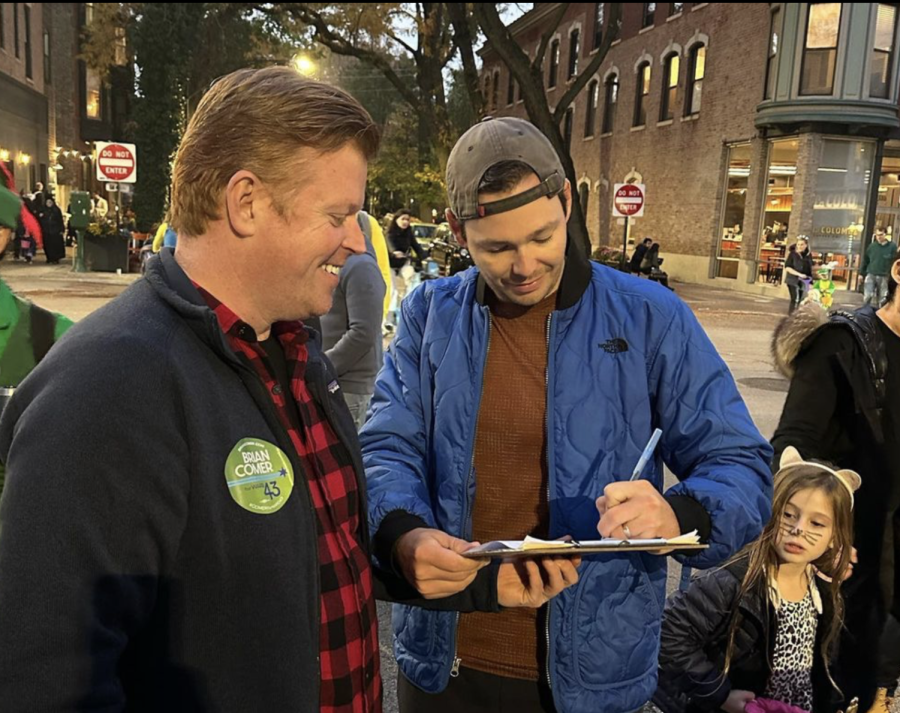 Brian+Comer%2C+a+43rd+aldermanic+race+runoff+candidate%2C+receives+a+signature+from+a+Lincoln+Park+resident+to+get+him+on+the+ballot+for+the+43rd+Ward+aldermanic+race.