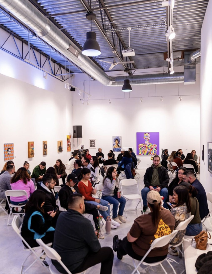 La gente durante un evento de SALUD se reune para platicar sobre la salud mental.
