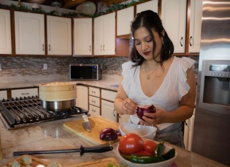 Vanessa Vianey Abeja prepara comida en su cocina.
