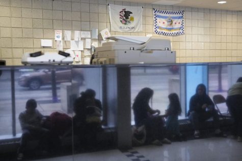 Migrantes de Venezuela esperan dentro de la estación de policía del Distrito 16 para ser reubicados a un refugio. 
