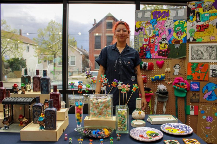 Andrea Ramirez vende su arte y muestra el arte de sus estudiantes durante el Yollocalli Art Market.