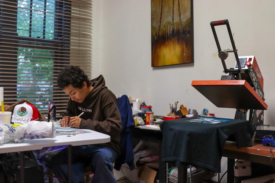 Gerardo Arroyo Carrillo, el dueño de Chalupa en su estudio donde diseña y crea sus prendas de vestir.