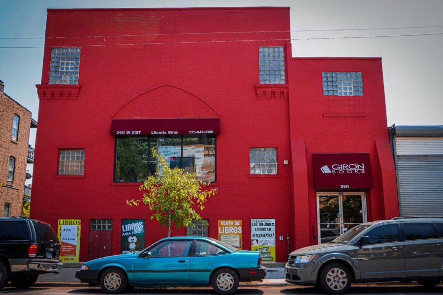Girón Books, una librería que vende libros en español, es vital para su comunidad en Pilsen