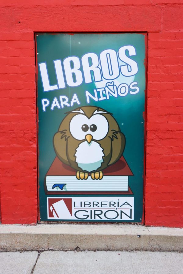 Girón Books promueve a los jóvenes a leer libros en español.