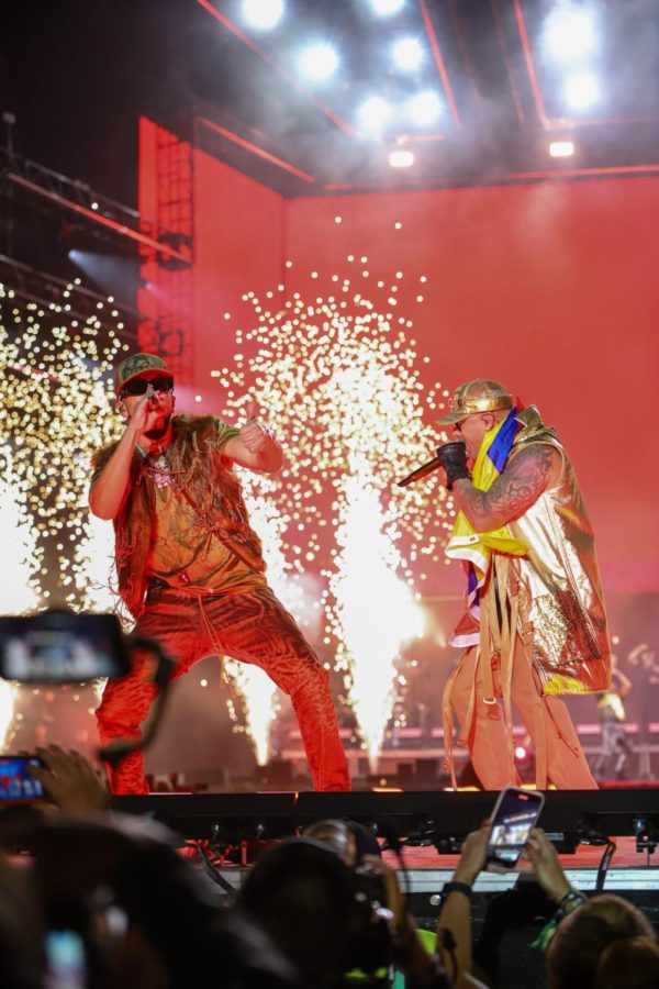 Los artistas Wisin & Yandel cantan sus canciones en el escenario de Sueños.