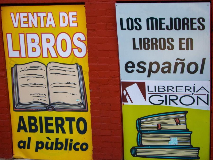 Girón Books, una librería que vende libros en español, es vital para  comunidad dicen los residentes de Pilsen. 
