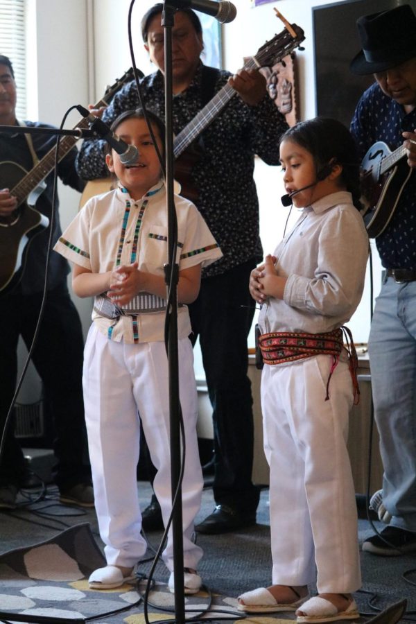 Dos niños de la comunidad Kichwa Runa cantaron durante su presentación dentro del Latinx Cultural Center.