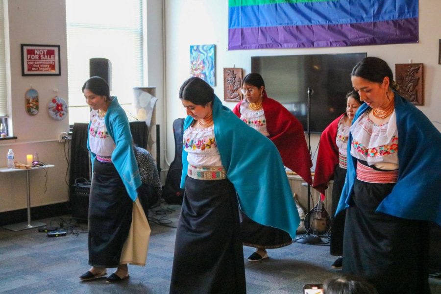 Las mujeres de Kichwa Runa bailando danza tradicional llamada Sanjuanito.

