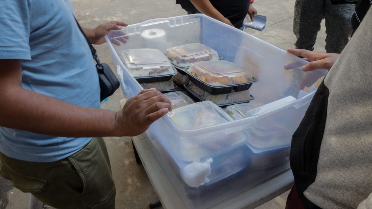 Migrantes venezolanos vendiendo comida en el centro de Chicago.