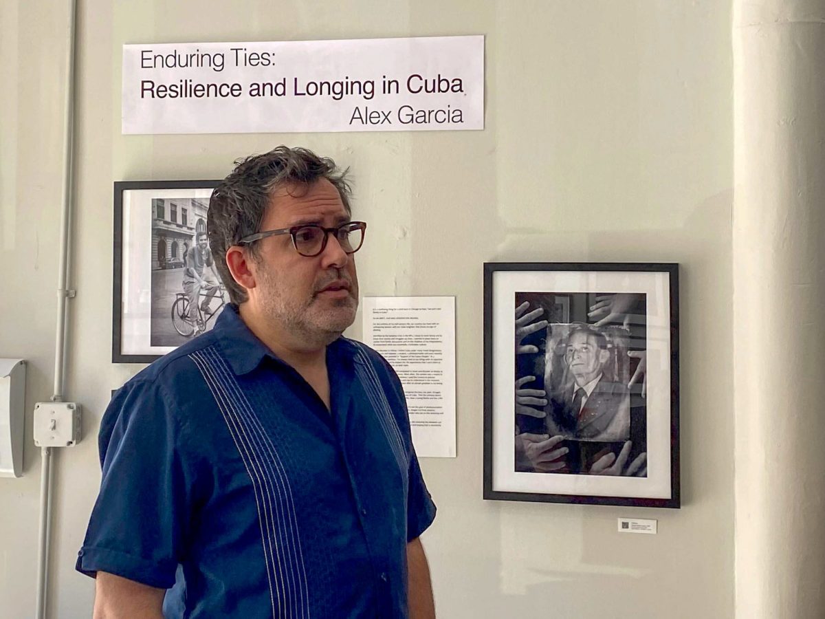 El fotógrafo Alex García habla con los estudiantes de DePaul sobre sus fotos de Cuba en el Chicago Center for Photojournalism el 1 de septiembre.