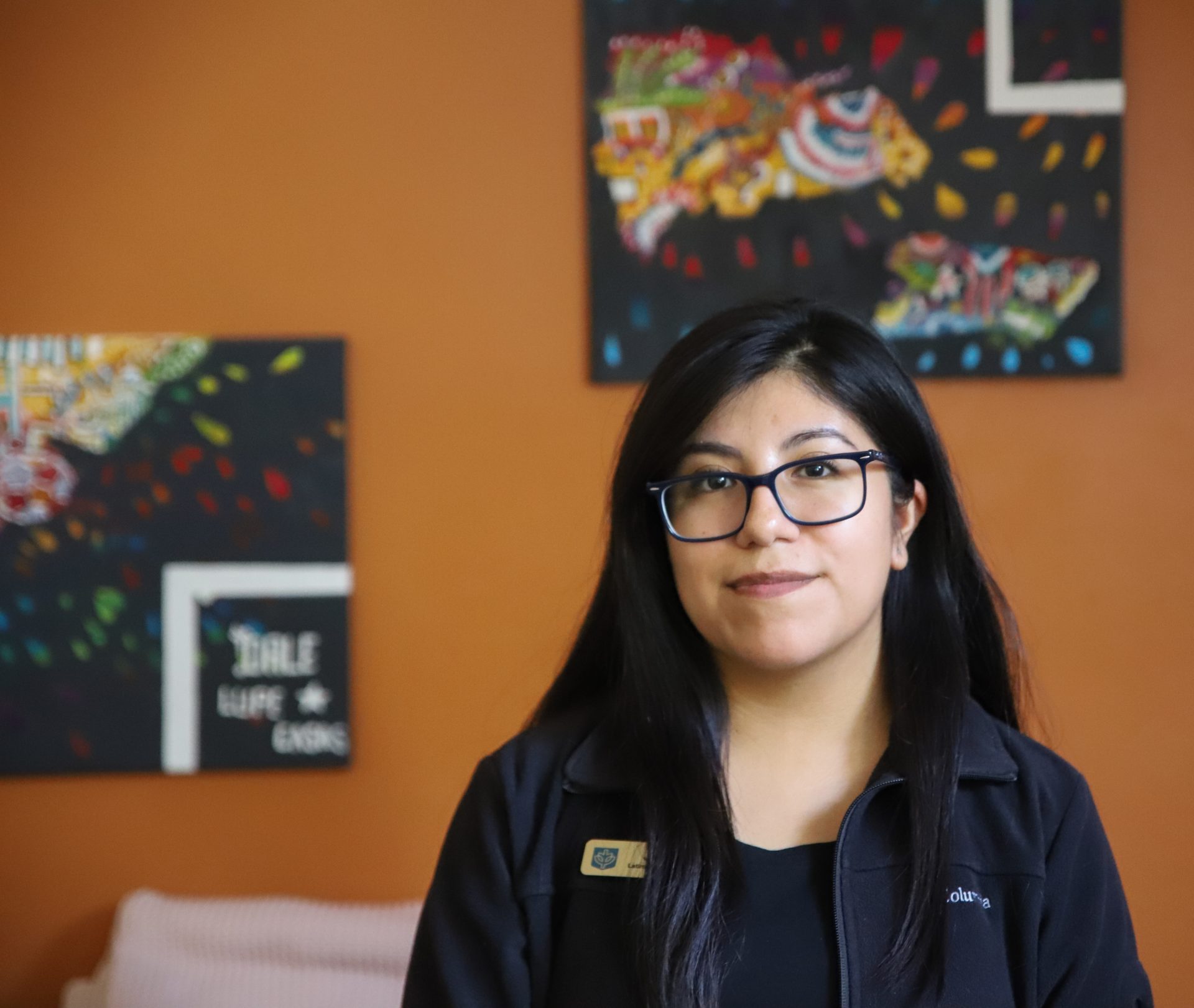 Jessica Soriano-Villada, estudiante de último año, trabaja en el Latinx Cultural Center. 