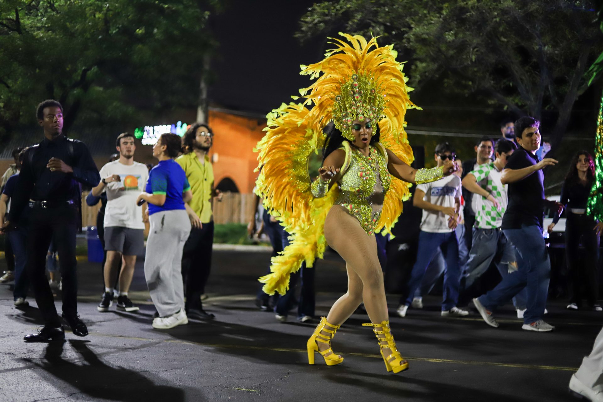 Day Mdz, un artista de Chicago Samba, bailó durante el segundo evento anual FERIA de DePaul.
