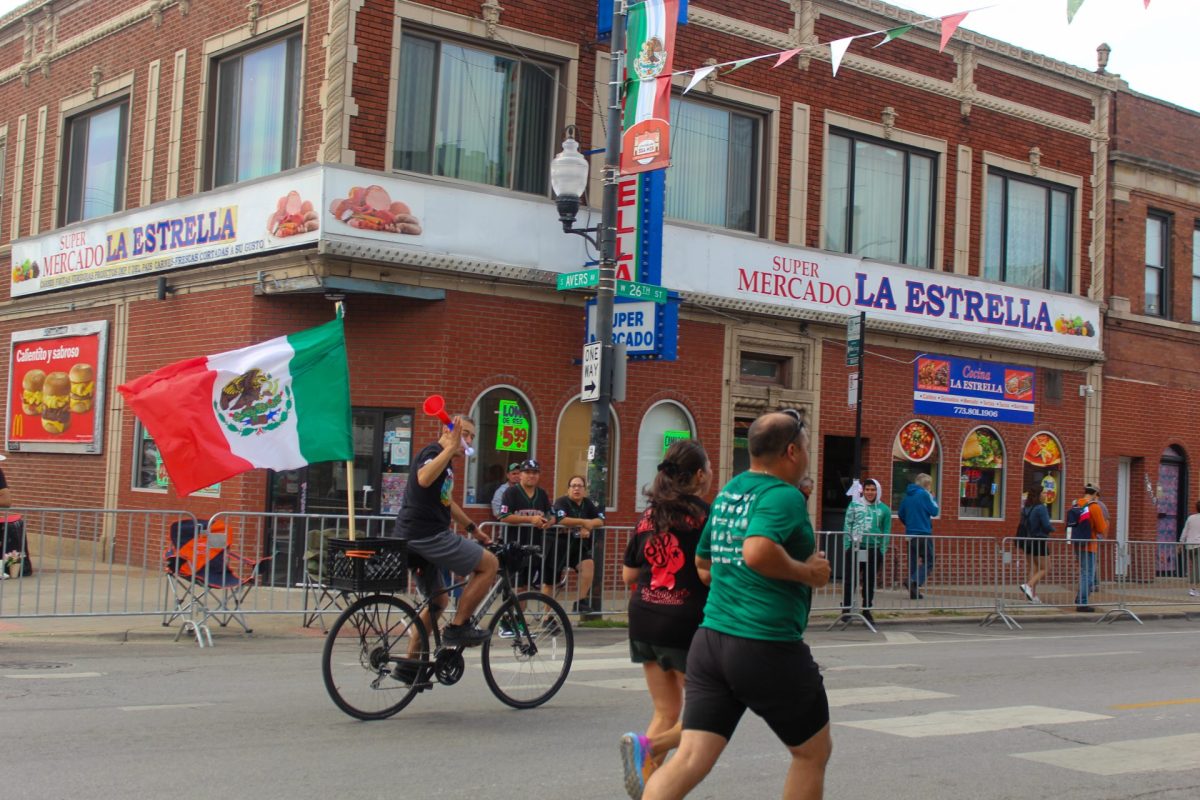 Paco Amador trata de animar a los corredores con porras durante la carrera de El Grito el 16 de Septiembre.