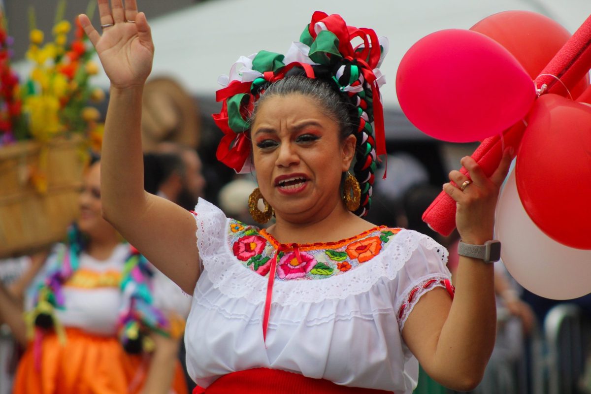 Una mujer saluda a los espectadores durante el Desfile de la Independencia de México el 16 de septiembre.