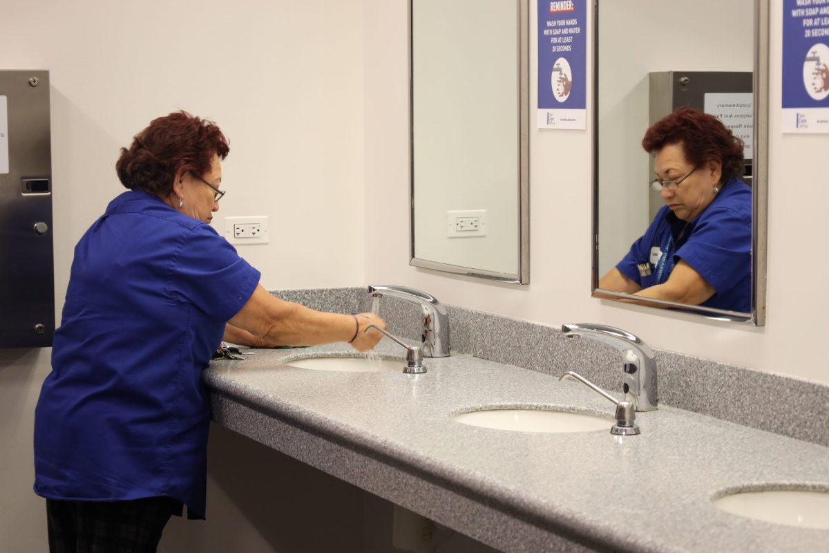 María Arvizo, custodio de DePaul, limpia un baño de mujeres adentro de OConnell Hall el 10 de octubre. Arvizo es conocida como Doña María entre los estudiantes del Latinx Cultural Center.