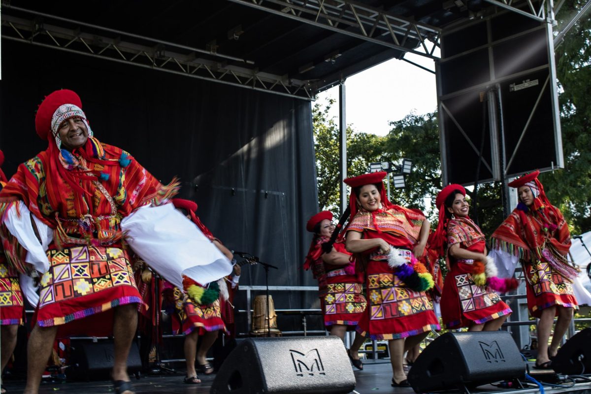 El grupo de danza del Centro de las Artes Peruanas realiza danzas de culturas Indígenas en Perú.