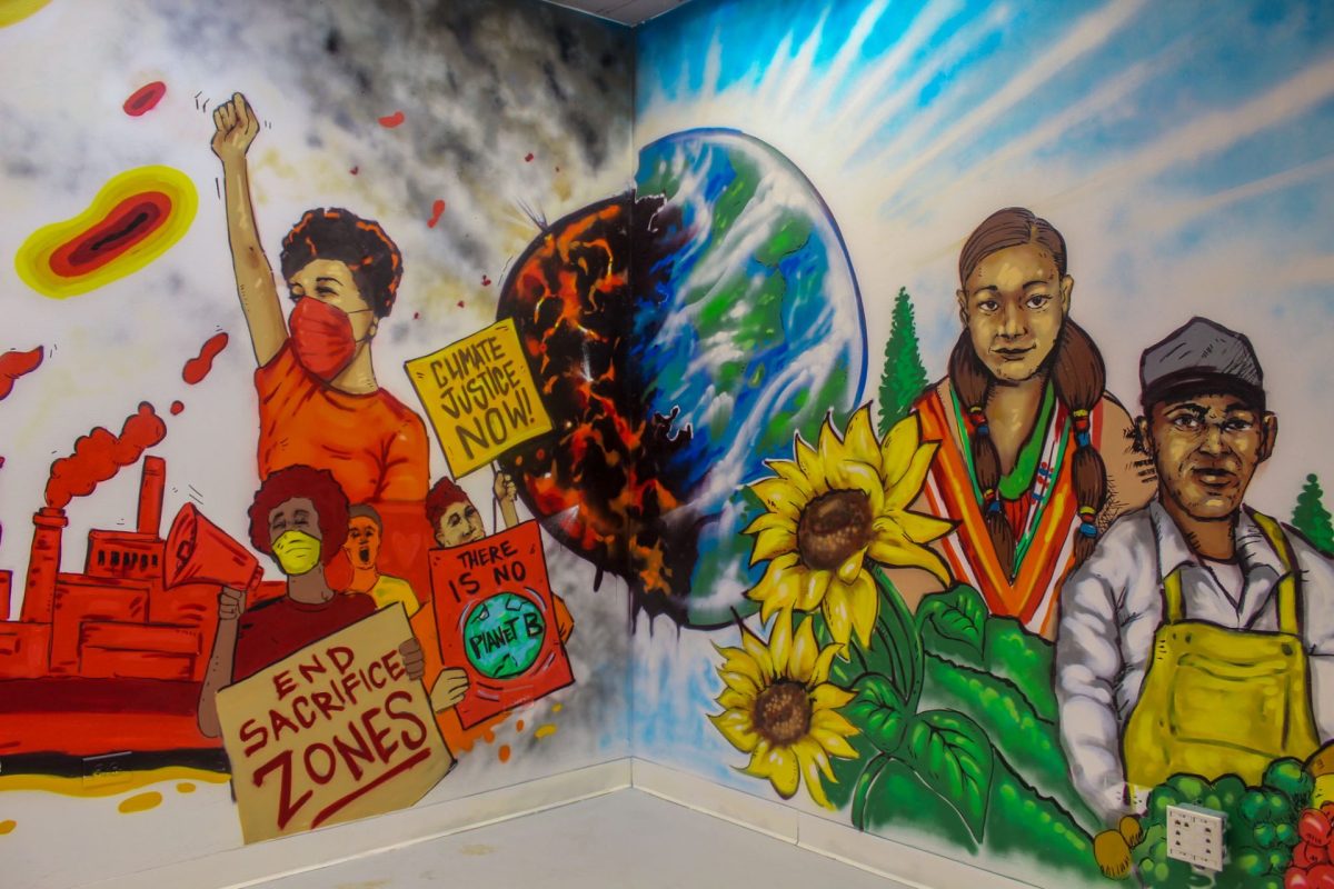 Un mural pintado por el artista, Joe Nelson, dentro de la Chicago Justice Gallery. El mural fue presentado el 11 de octubre como parte de la exposición “Climas de desigualdad: Historias de justicia ambiental”.