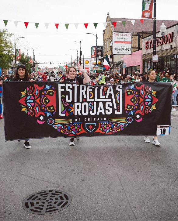 Las Estrellas Rojas de Chicago caminan en el Desfile de la Independencia de México en La Villita.