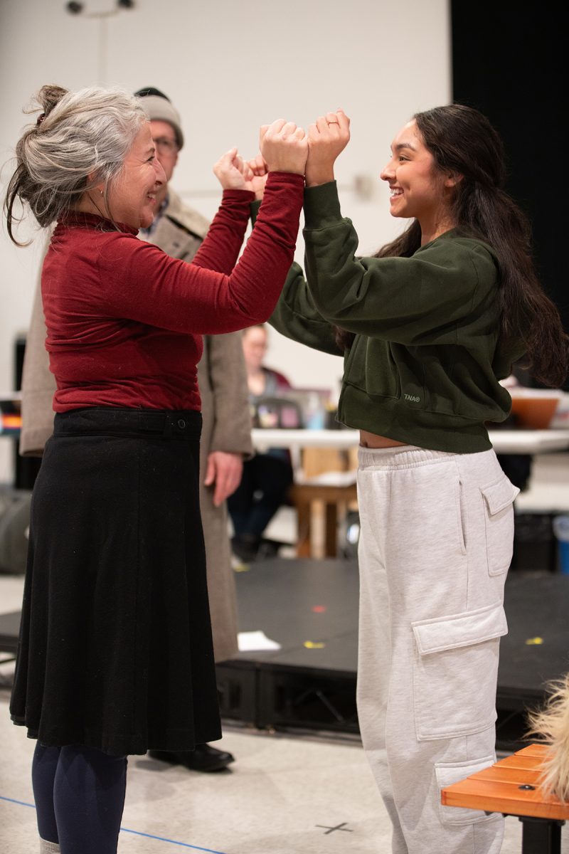 De izquierda a derecha, Isabel Quintero y Leslie Sophia Pérez ensayan para el estreno mundial en el Teatro Steppenwolf de un hogar que aúlla (o el hoUse lo que era barranco).