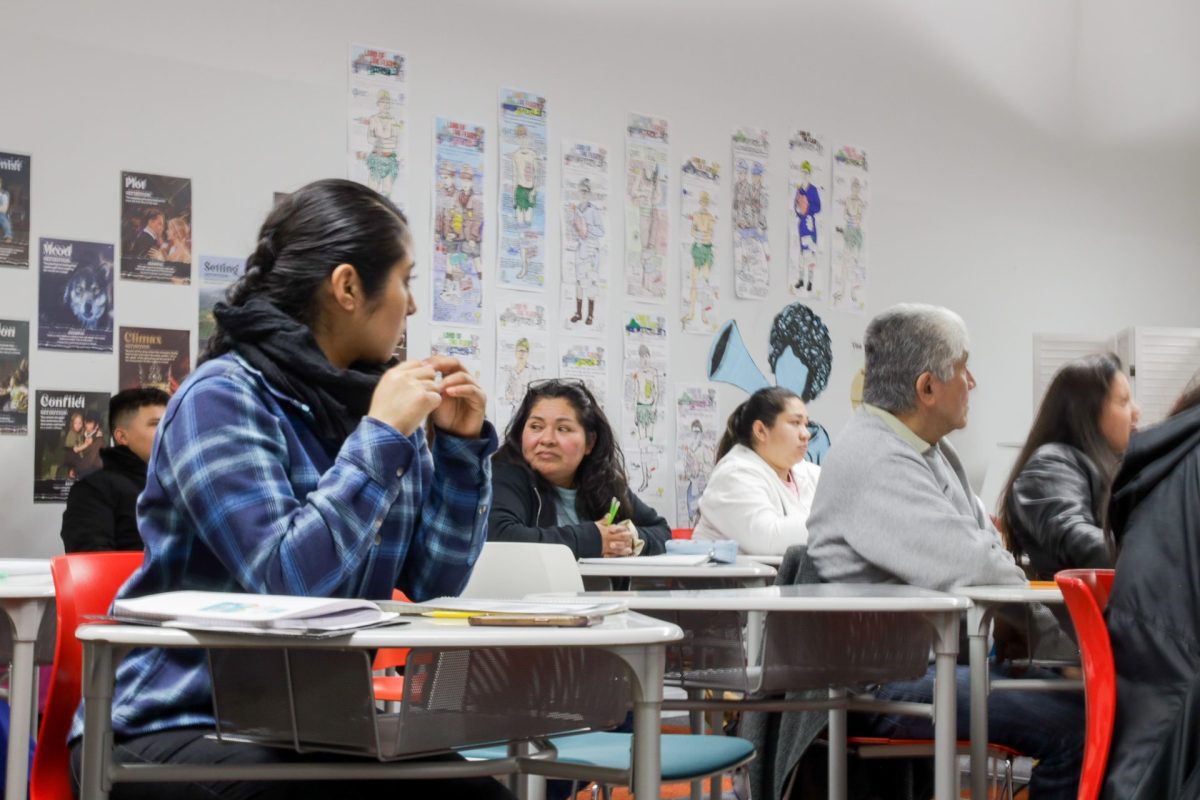 Estudiantes adultos se sientan en clases de ESL en el Instituto del Progreso Latino el 8 de febrero de 2024. Muchos estudiantes vienen directamente del trabajo para estudiar en clase.