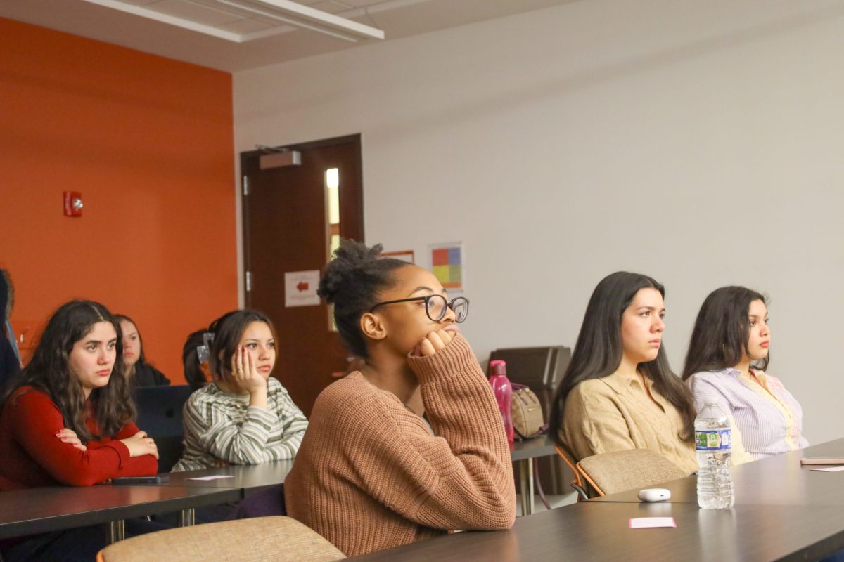 Los miembros de la organización estudiantil de DePaul Women of Color Pre-Law Association escuchan una presentación en Arts and Letters Hall el 15 de febrero de 2024. En la reunión, aprendieron sobre cómo aplicar a las escuelas de derecho y dónde encontrar recursos para el examen LSAT.