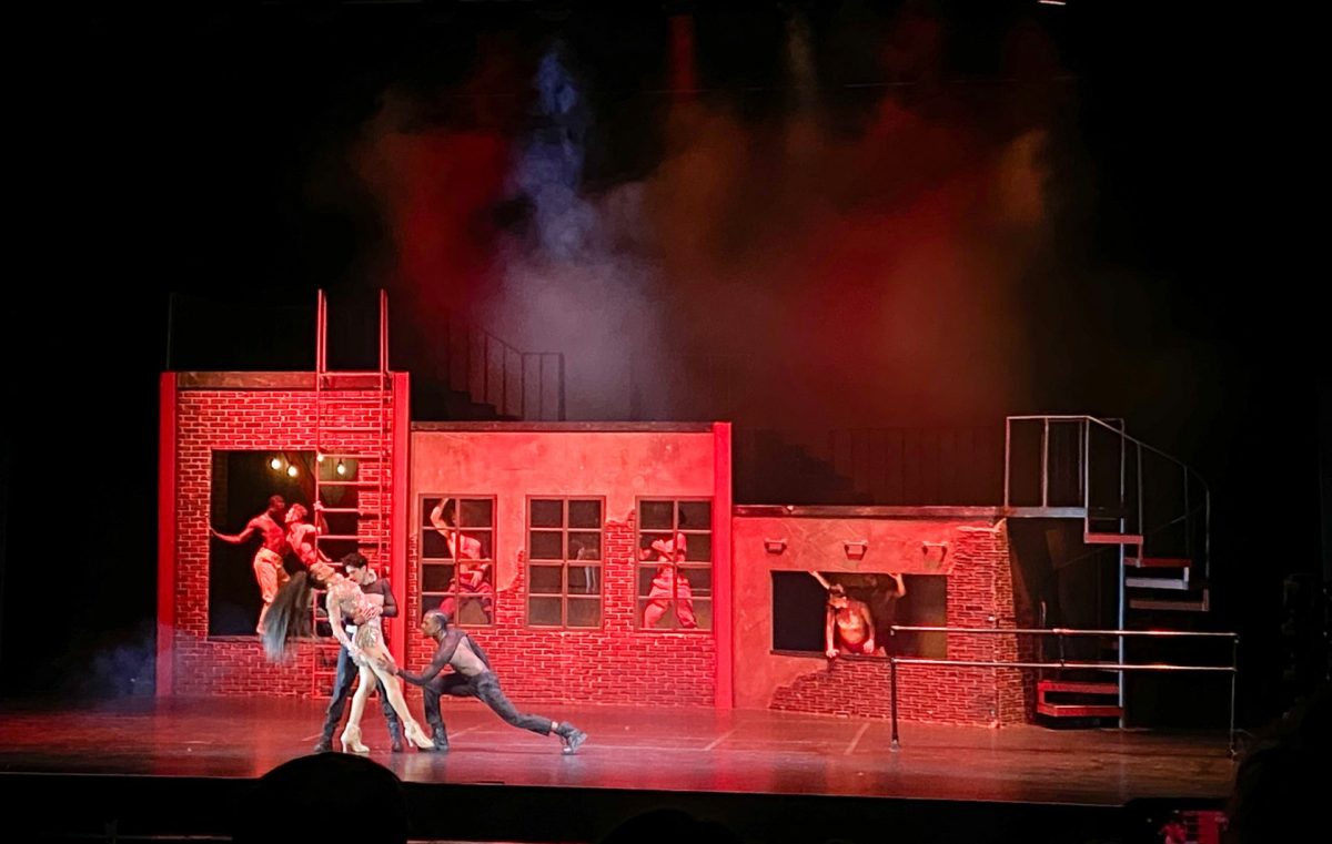 Artistas burlescos bailan durante la actuación de “A West Side Story Burlesque Show” en el Harris Theater de Chicago el 17 de febrero de 2024. Tocaron la canción original West Side Story Maria, que hizo la transición a un baile seductor a Maria Maria de Santana, utilizando el bar a la derecha como un accesorio acrobático.