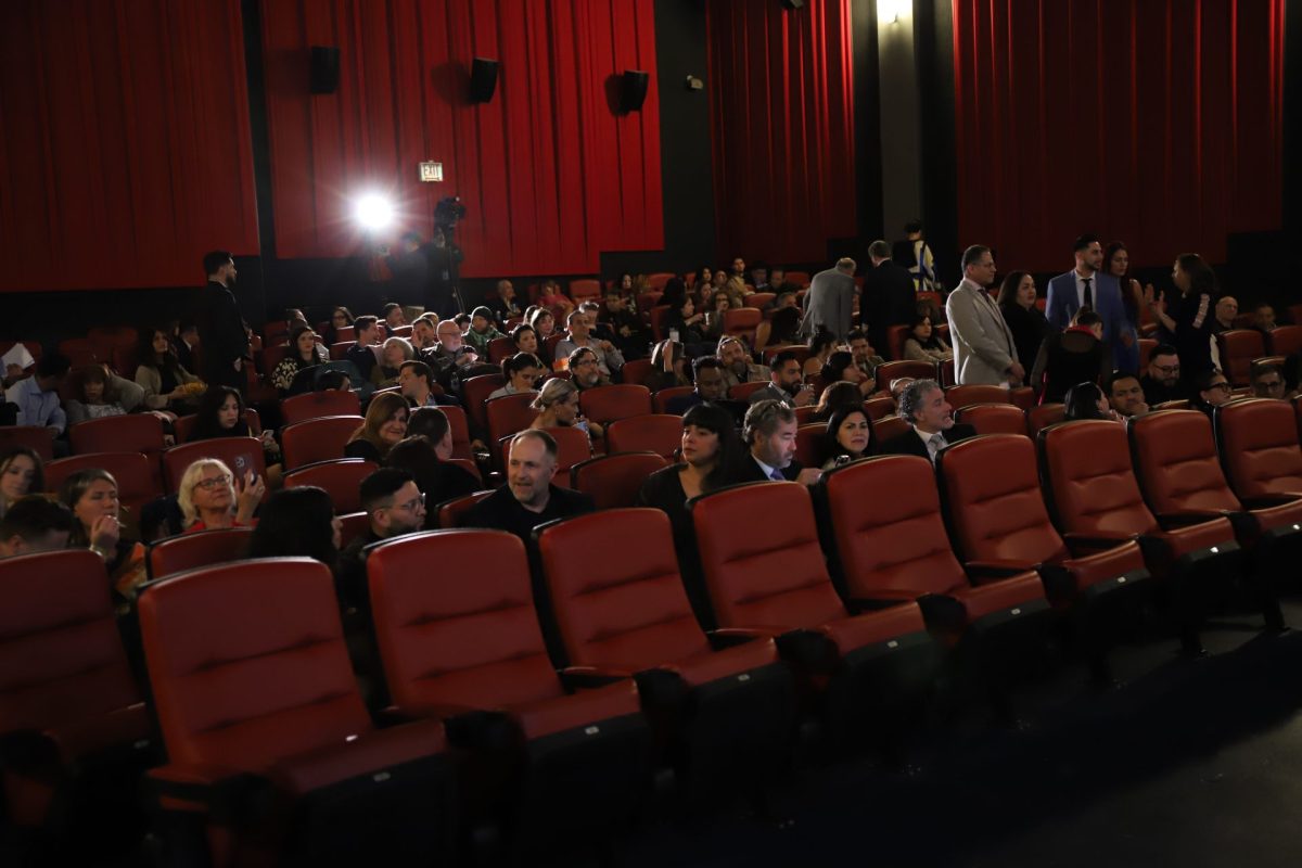Los asistentes conversan en la proyección de apertura del 40º Festival de Cine Latino de Chicago en el Teatro Davis el 11 de abril de 2024. Personas de toda Chicago se reunieron para celebrar el 40º aniversario del festival que destaca a cineastas y artistas latines.