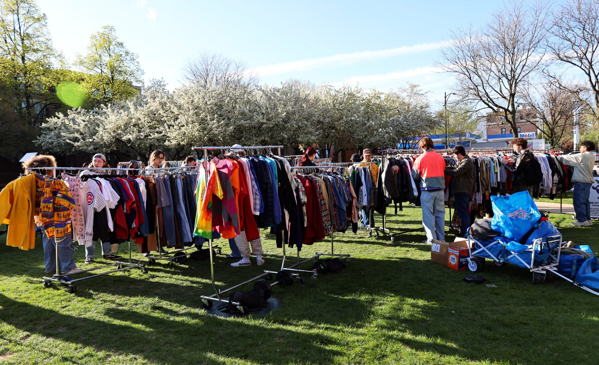 Treasure+Trove%3A+Crowd+flocks+to+DePaul+Quad+looking+for+a+good+deal+at+spring+flea+market