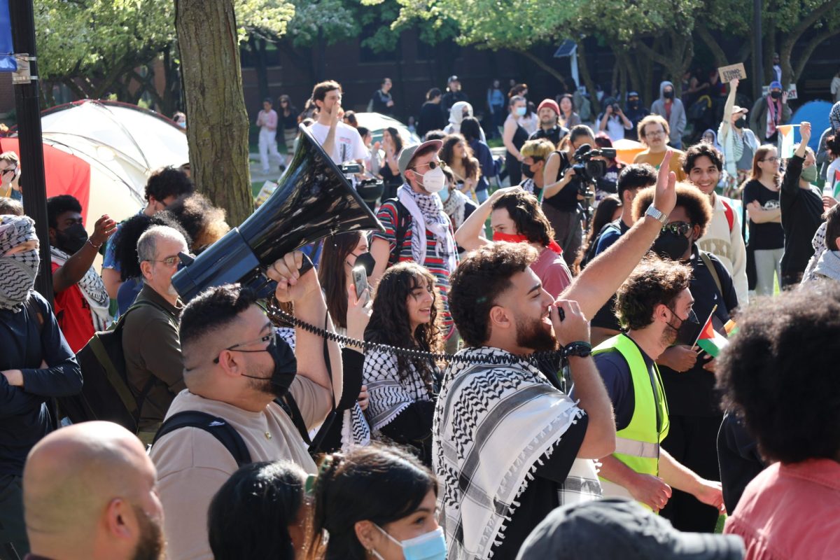 Los estudiantes de DePaul expulsan a los contra manifestantes del campamento en el patio central el 30 de abril de 2024. Estudiantes de múltiples organizaciones estuvieron presentes en la manifestación.
