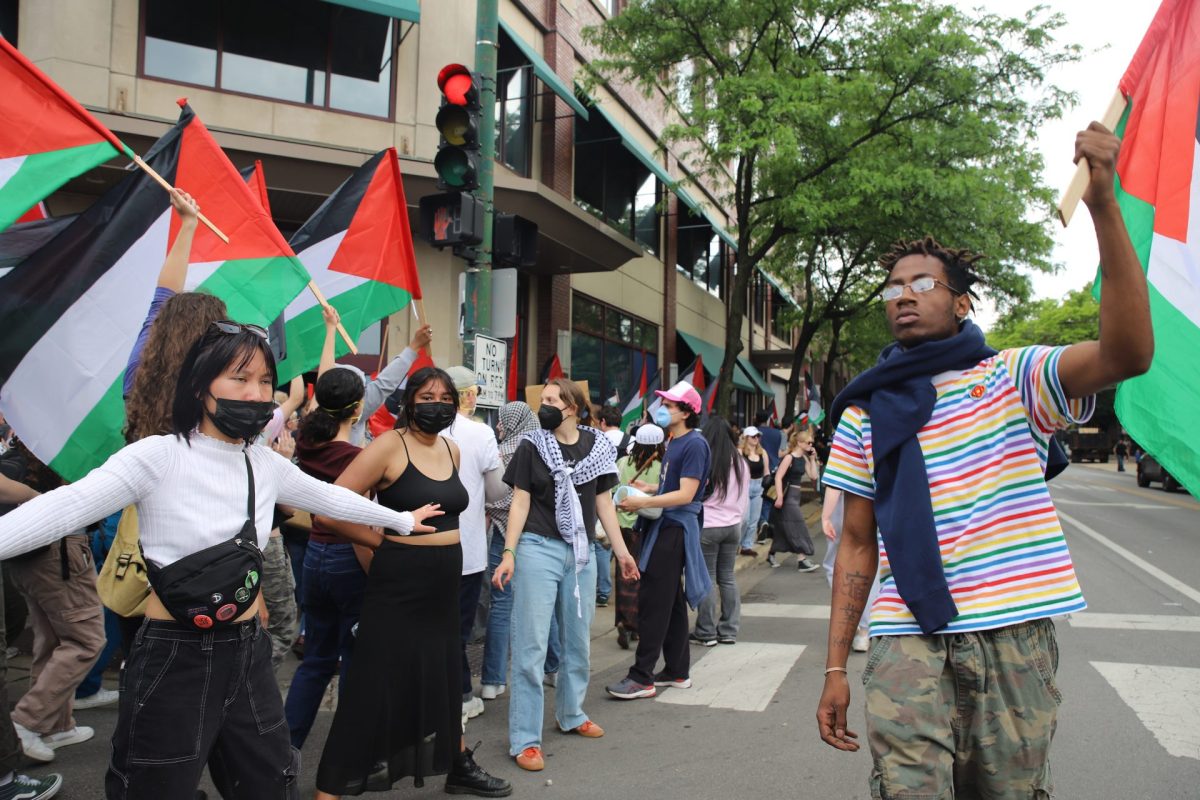 Los estudiantes manifestantes detienen a la multitud para que no se traslade a Fullerton Ave el jueves 16 de mayo de 2024. Esto ocurrió horas después de que el CPD allanara el campamento de DePaul.