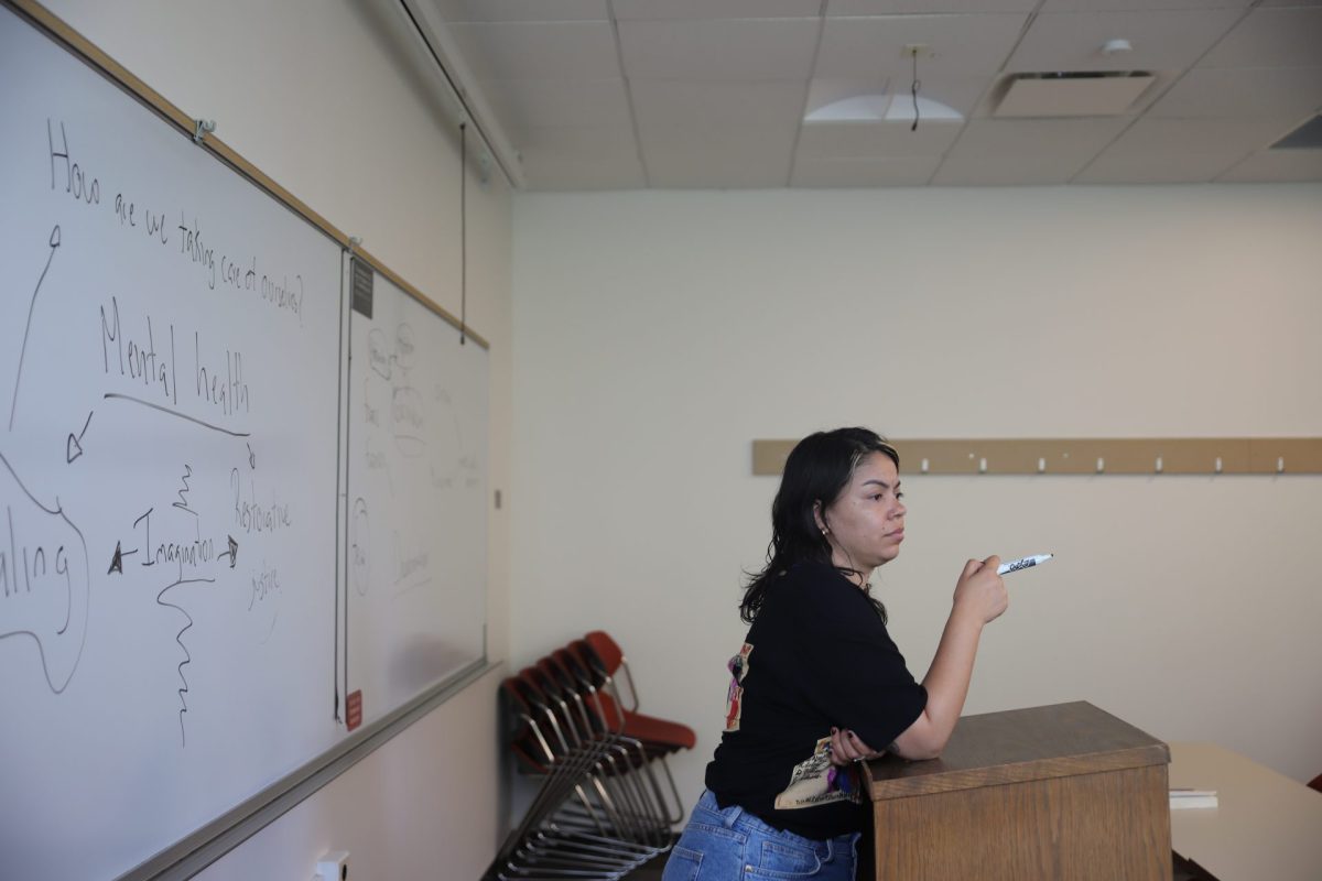 La Dra. Yoalli Rodríguez-Aguilera, profesora asistente del departamento de Estudios Latinoamericanos y Latinos de la Universidad DePaul, imparte su clase el 15 de mayo de 2024.