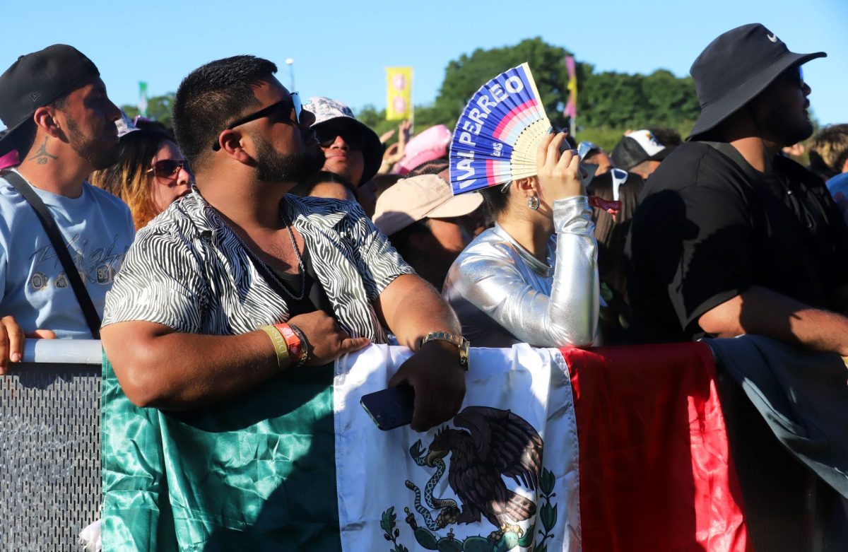 Los espectadores del festival de música Sueños observan a la mascota, FRIKIFLORA, el sábado 25 de mayo de 2024. El festival se llevó a cabo en Grant Park.