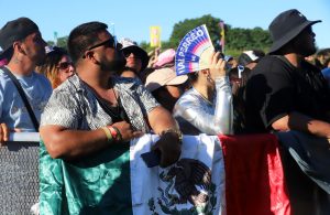 Los espectadores del festival de música Sueños observan a la mascota, FRIKIFLORA, el sábado 25 de mayo de 2024. El festival se llevó a cabo en Grant Park.
