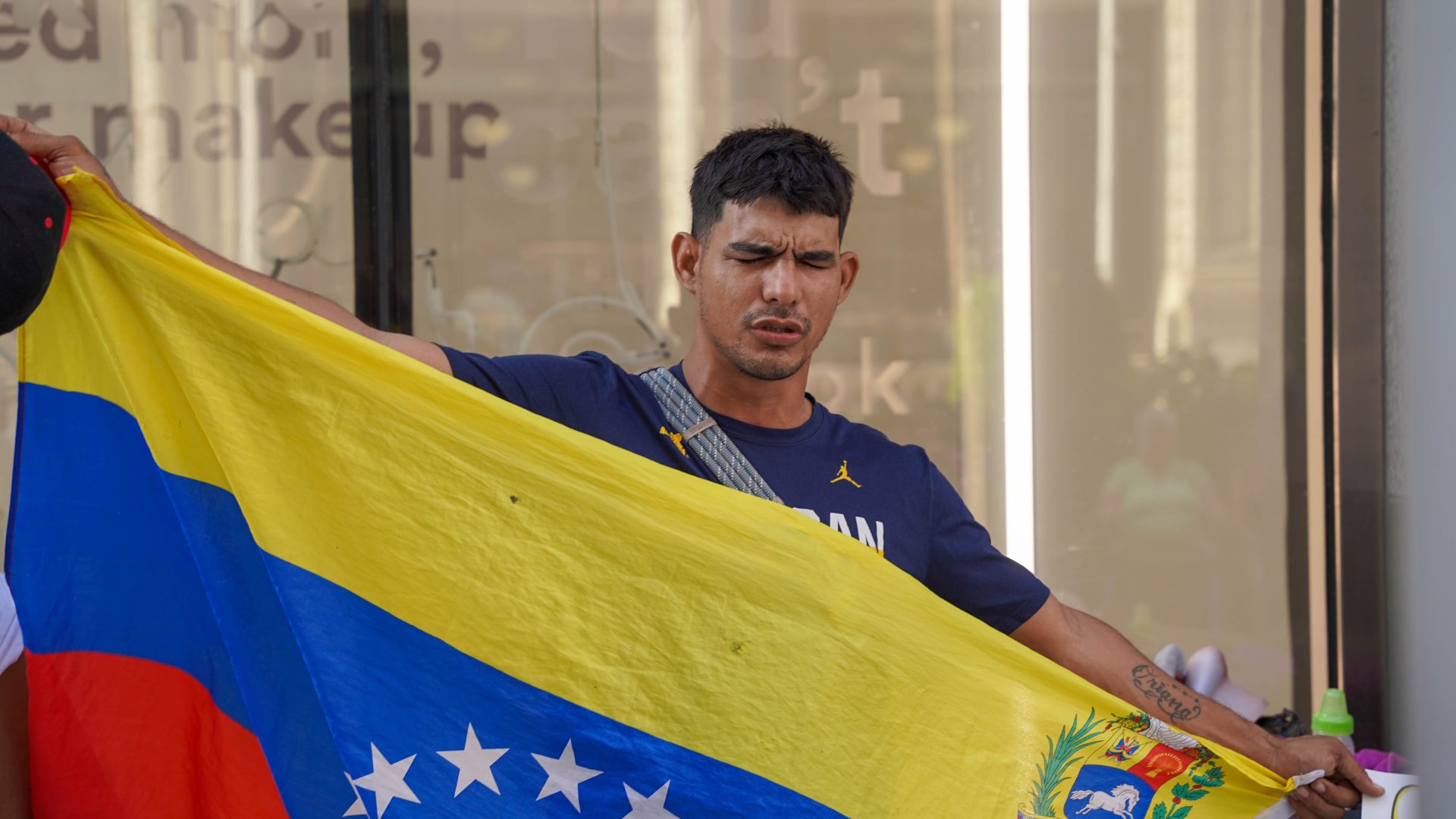 Venezuelans in Chicago gather to protest in 'Plaza las Americas' in downtown Chicago (Photo Gallery)