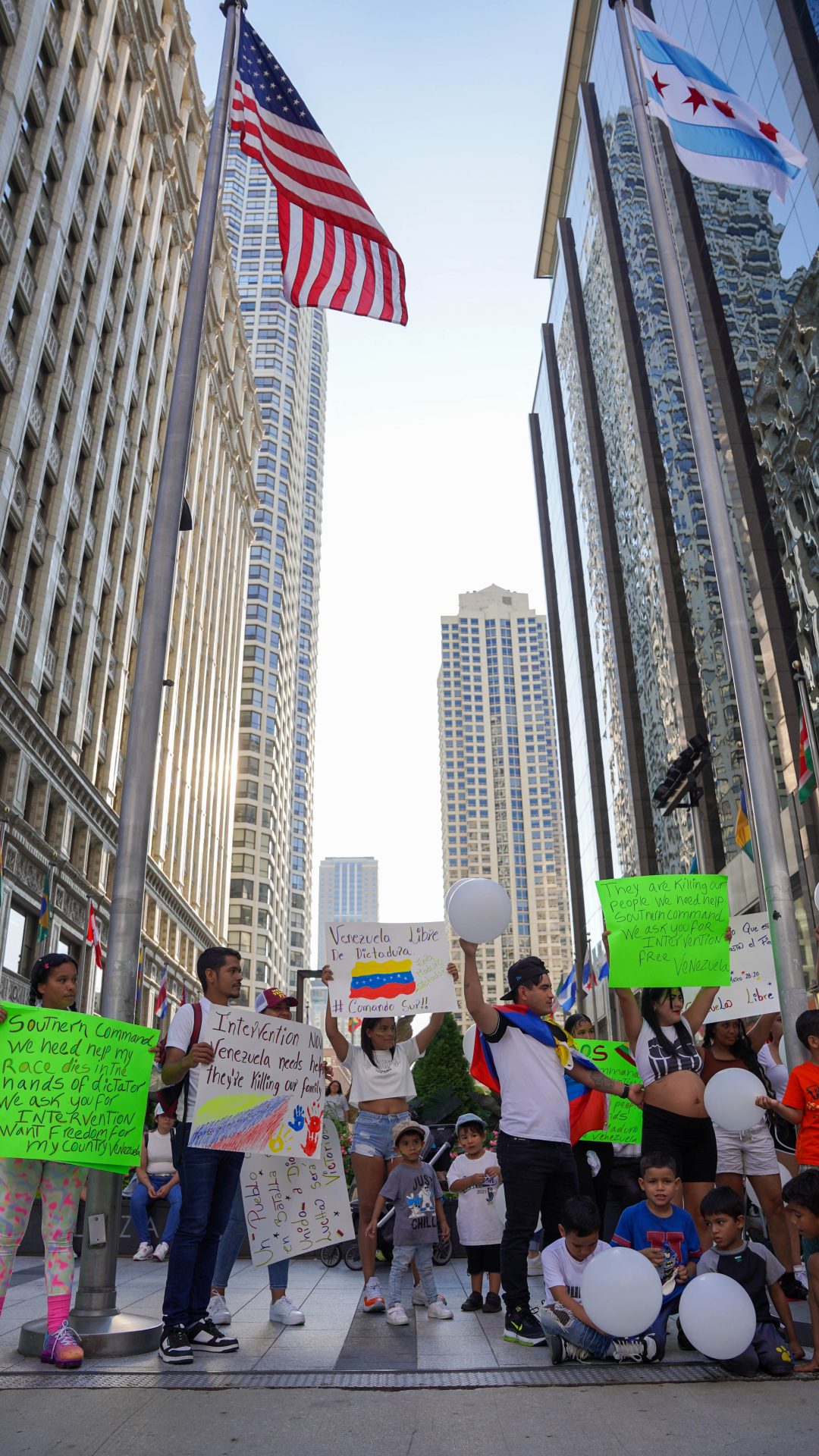 Venezuelans in Chicago gather to protest in 'Plaza las Americas' in downtown Chicago (Photo Gallery)