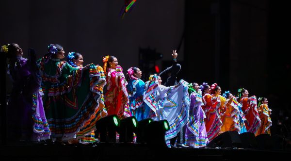 Los bailarines de Ballet Folklórico Chicago se presentan durante el espectáculo de clausura de El Grito Chicago en Grant Park el 15 de septiembre de 2024.