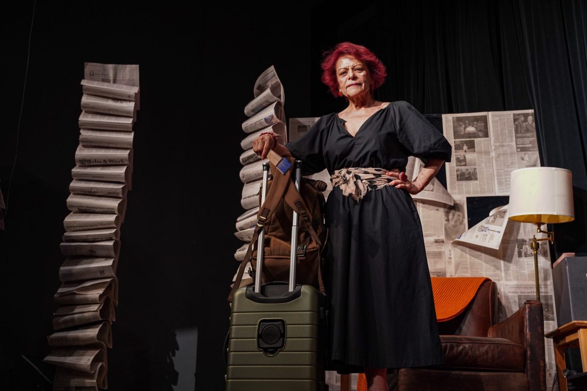 Iraida Tapias, directora de "Las delicadas lágrimas de la luna menguante", se encuentra en el centro del escenario antes de que comience la obra en el Instituto Cervantes, el 13 de septiembre de 2024.